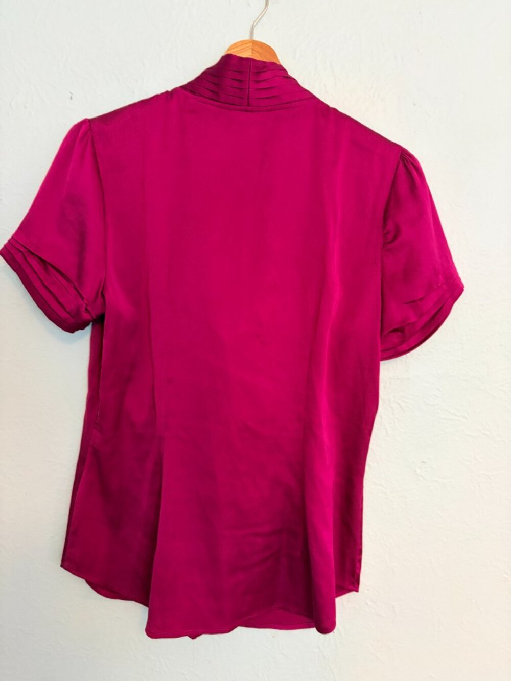 Fuchsia Satin Tie Neck Blouse Womens Medium Pink Short Sleeve Career Barbiecore - Picture 11 of 12